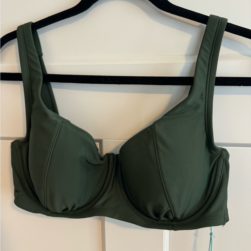 NWT, swim top, women’s, D/DD 8-10